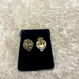 Gold fashioned clip earrings.